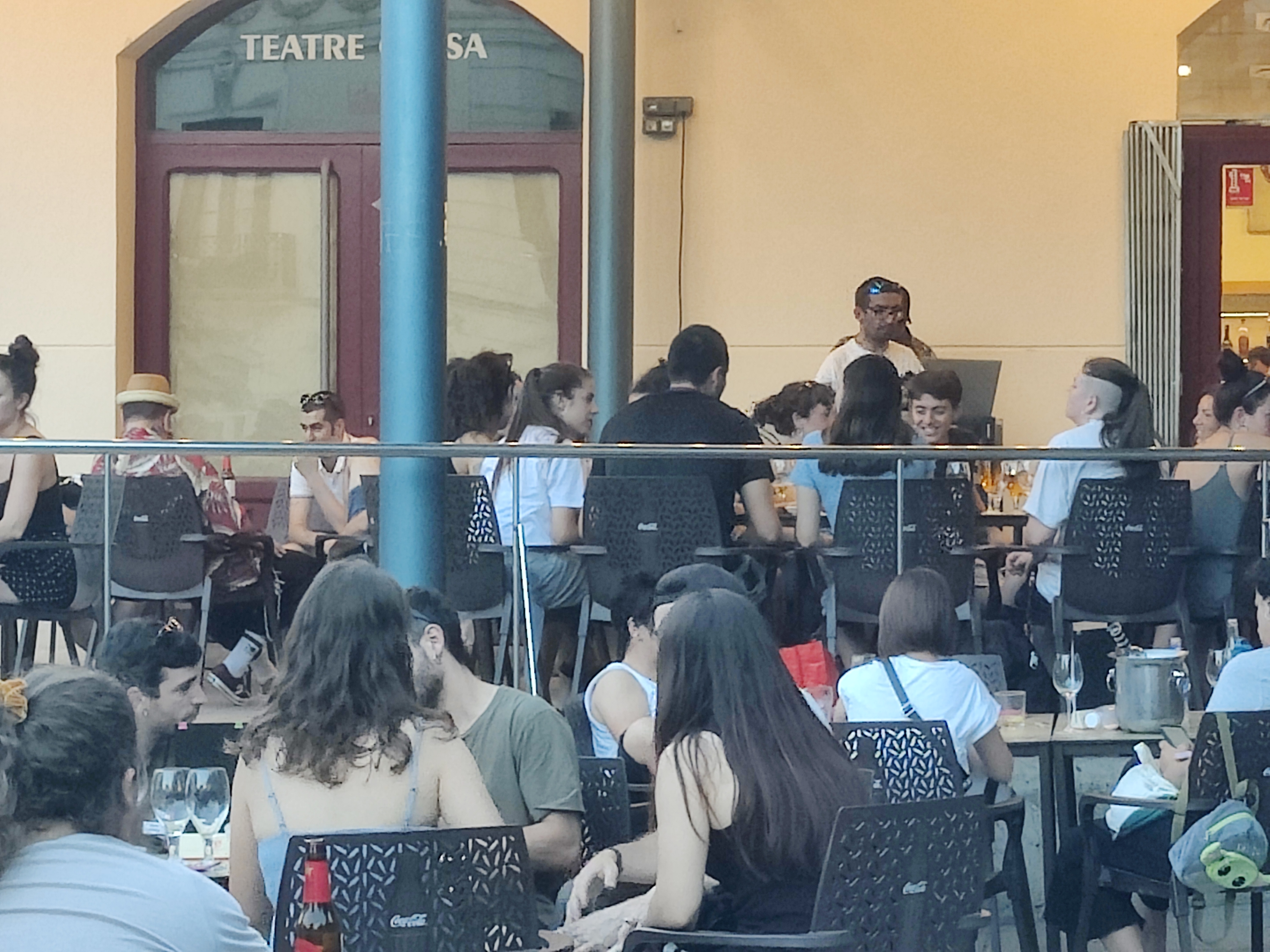 La terrassa plena de gent jove una tarda d'estiu
