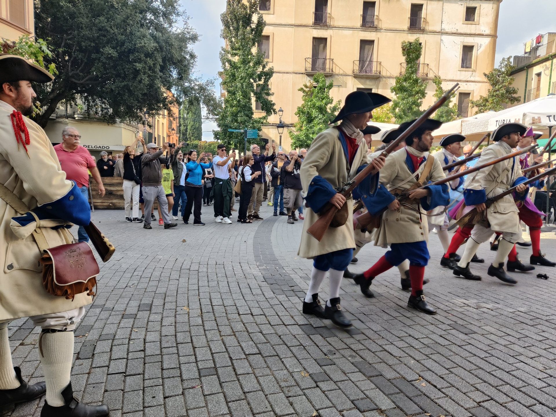 Els Miquelets desfilant per Olesa de Montserrat durant la Festa dels Miquelets, recreació històrica de la Guerra de Successió