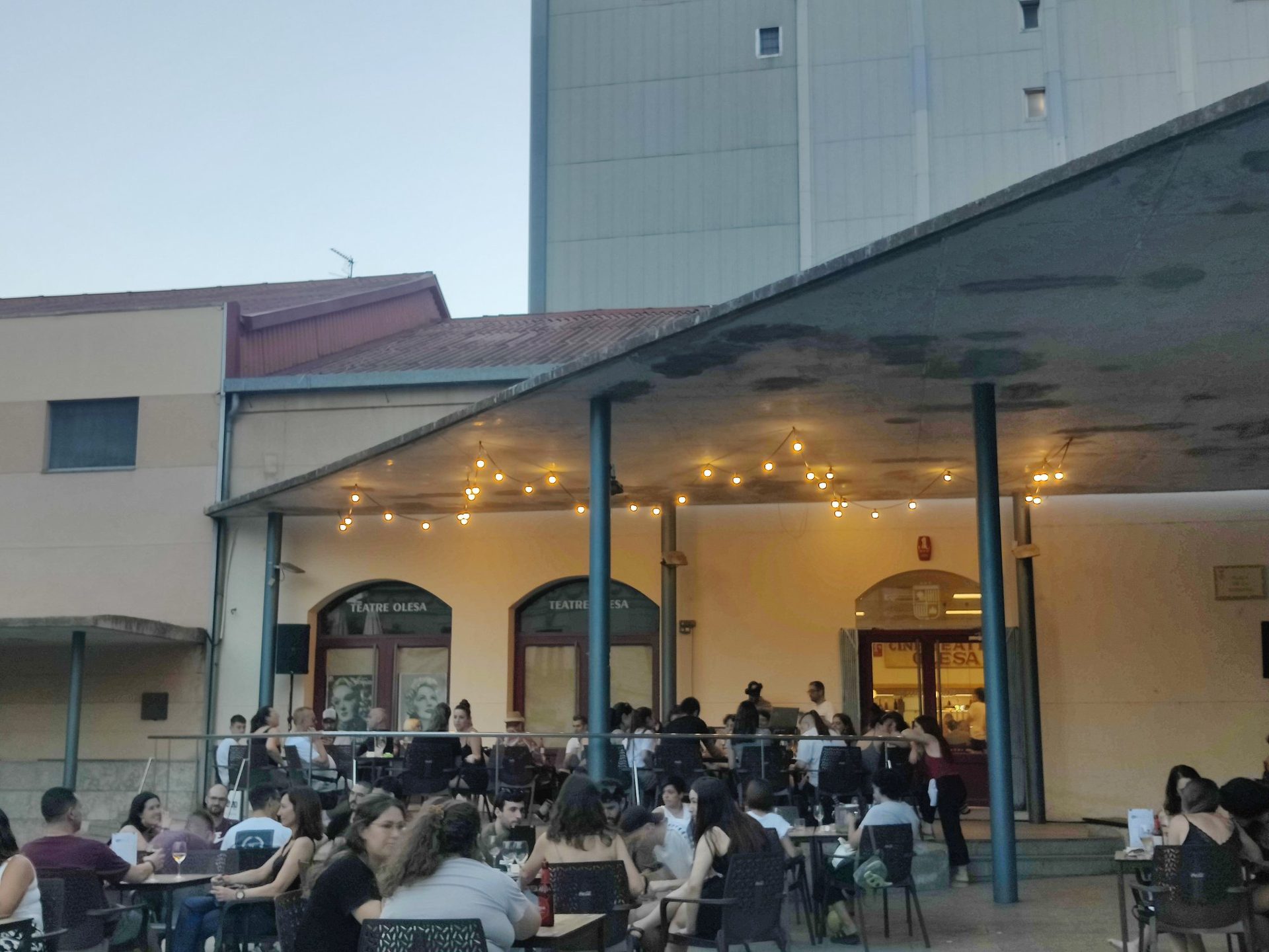 La terrassa dels Salistes al capvespre amb llumetes